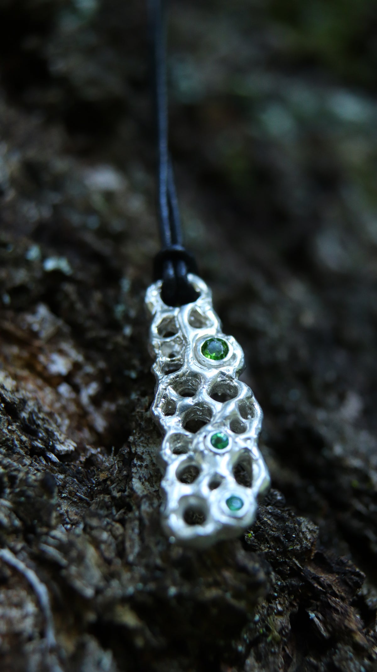 Biocharm in argento 925 con diopside e tsavoriti