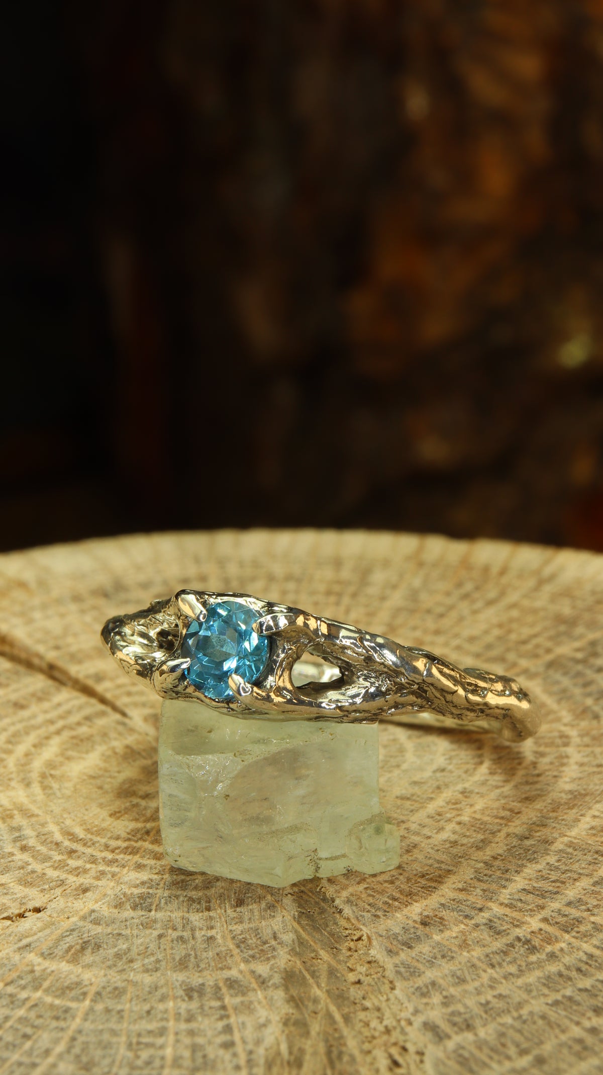 Anello Ancient Roots con topazio London Blue, vista laterale