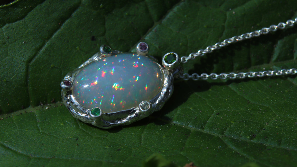 Ciondolo con opale etiope, diopside, zaffiro, tsavoriti e rodoliti in argento 925