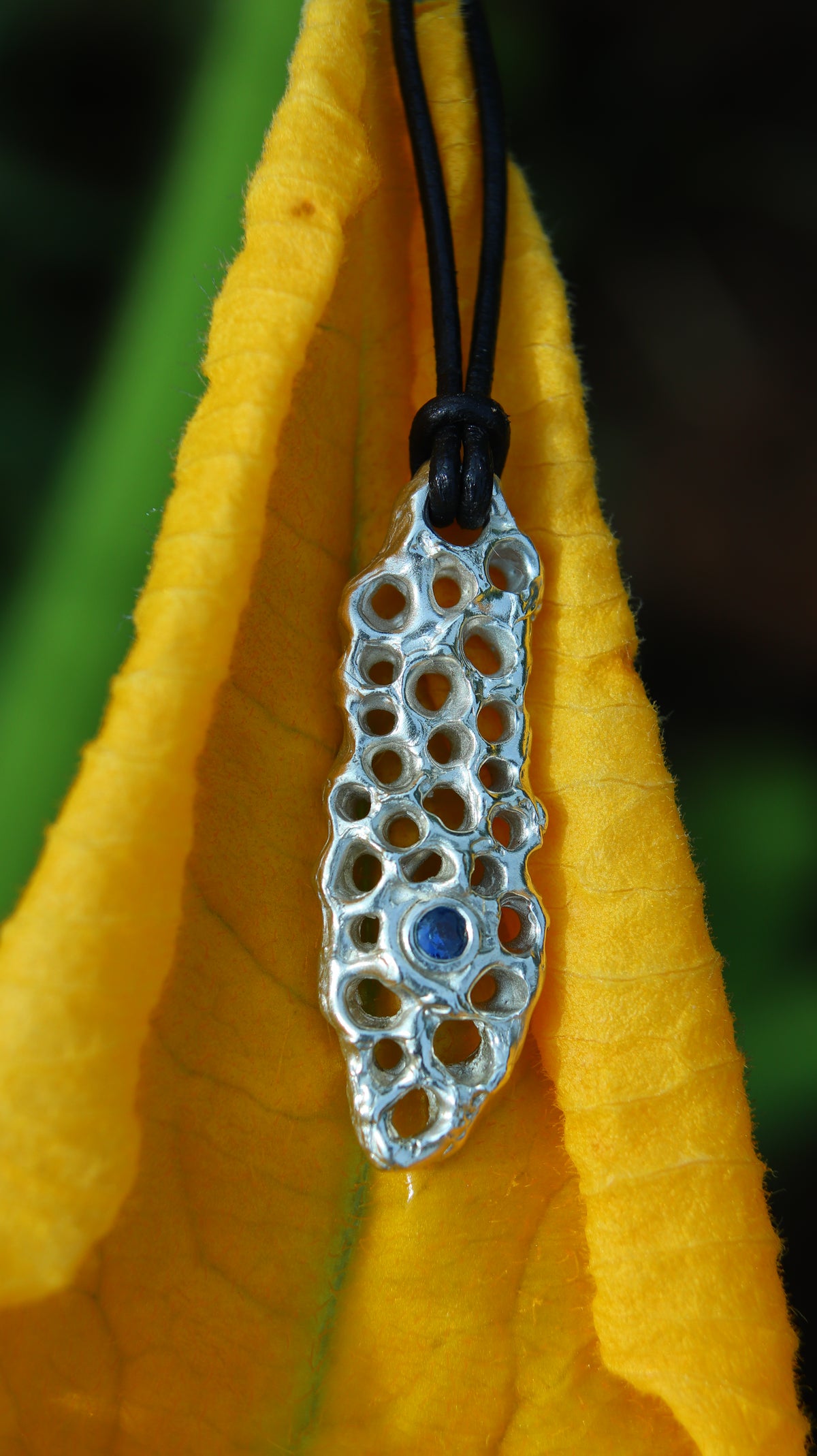 Biocharm in argento 925 con zaffiro blu