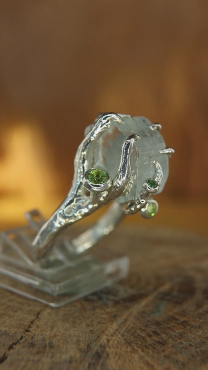 Anello "Rami e Radici" con Cristallo di Acquamarina grezza, Peridoti e Tsavoriti