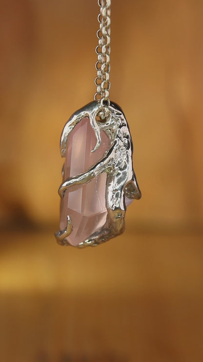 "Riflessi" ciondolo con Quarzo Rosa tagliato a Mano