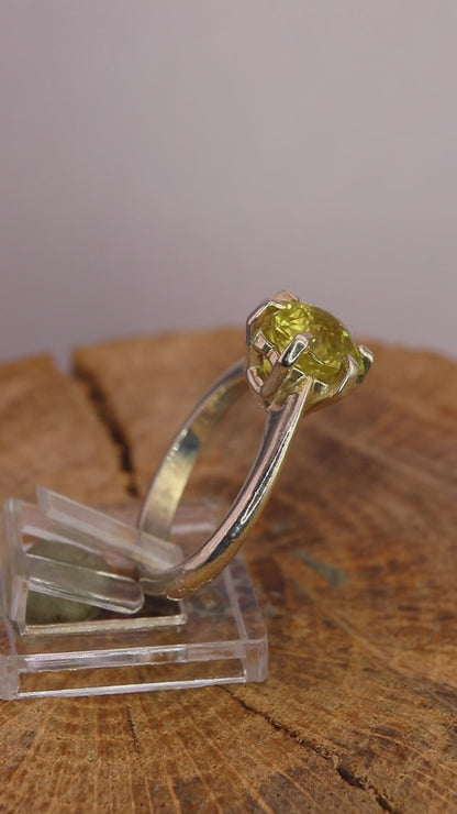 Solitaire with Citrine in a "SnowFlake" cut