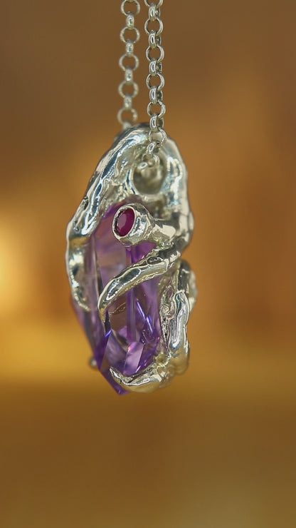 "Riflessi" ciondolo con Ametista tagliata a Mano e Zaffiro Rosso