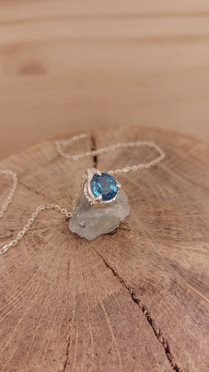 Ciondolo in stile "organico" con Topazio London blue