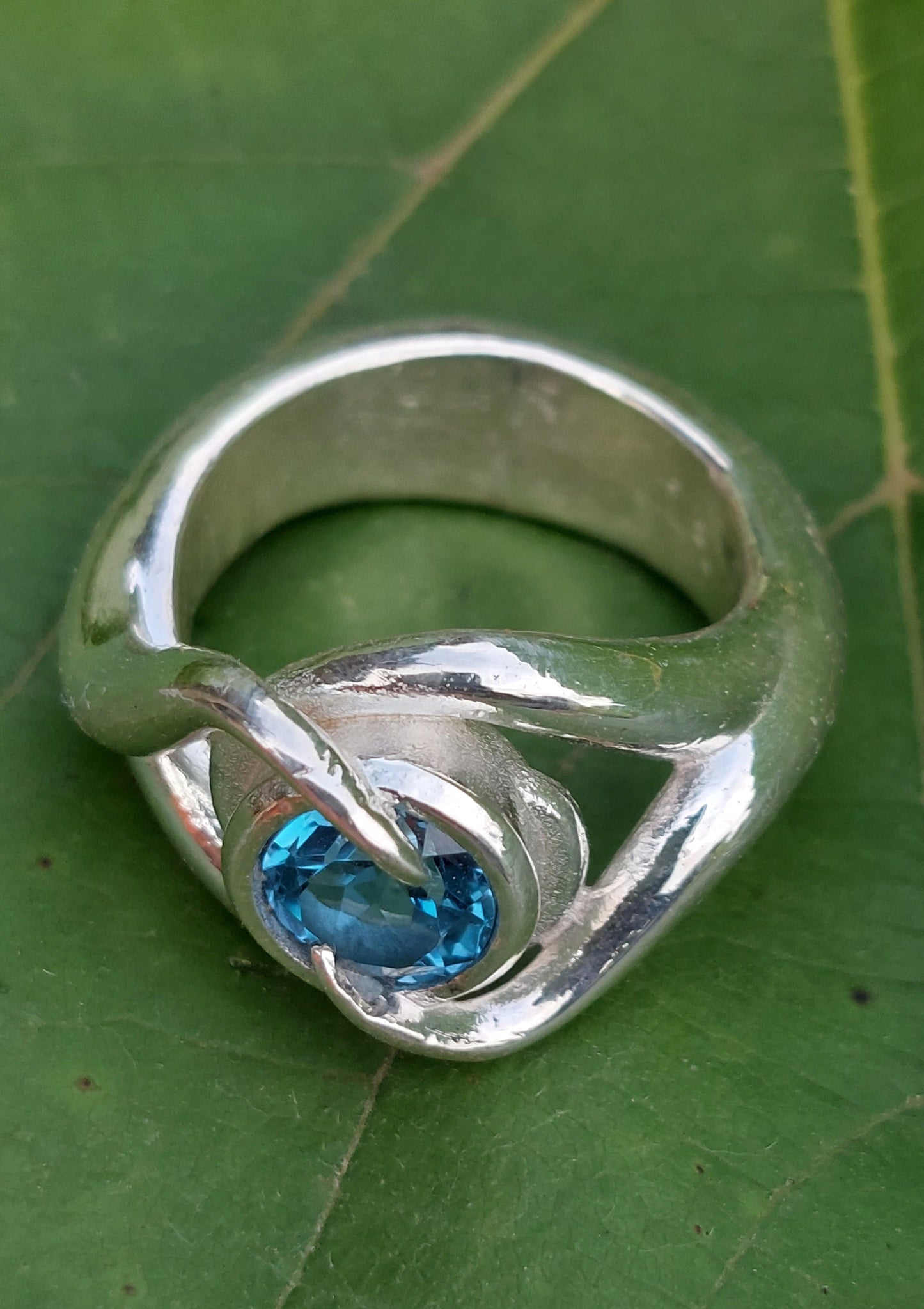 Anello "rampicante" con topazio London Blue