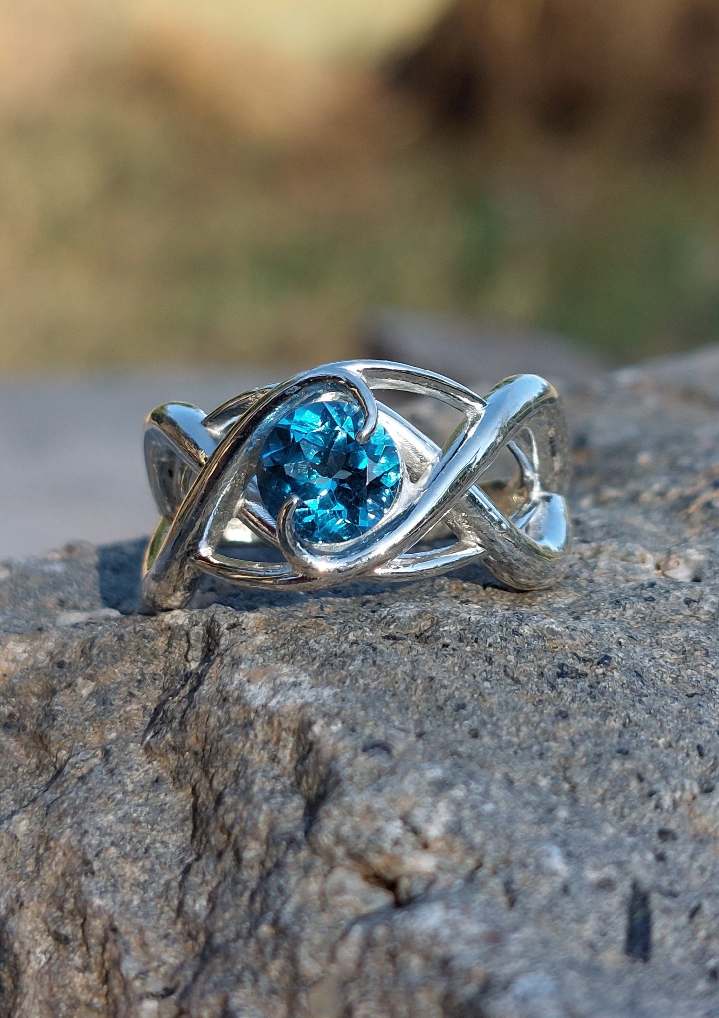 Anello "Rampicante" in argento con Topazio London Blue