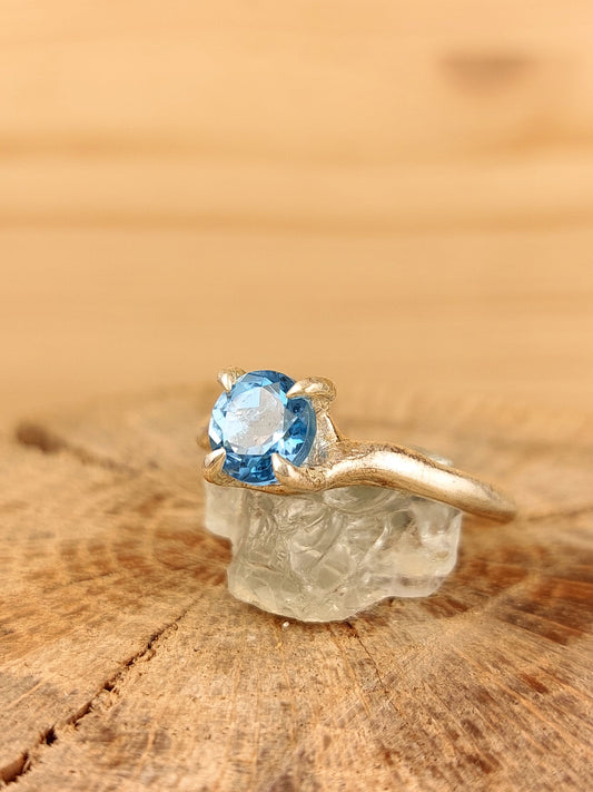 Solitario "Valentino" con Topazio Swiss Blue Taglio Tondo