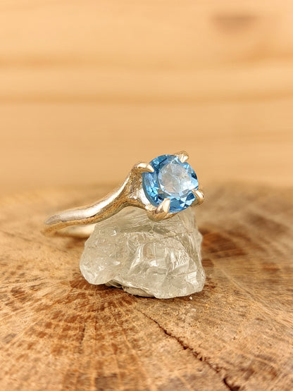 Solitario "Valentino" con Topazio Swiss Blue Taglio Tondo