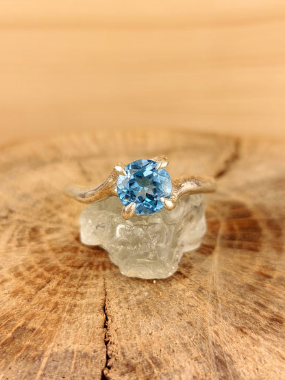 Solitario "Valentino" con Topazio Swiss Blue Taglio Tondo