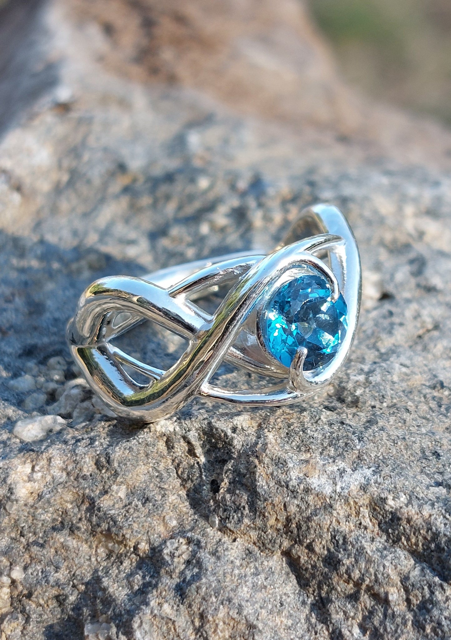 Anello "Rampicante" in argento con Topazio London Blue