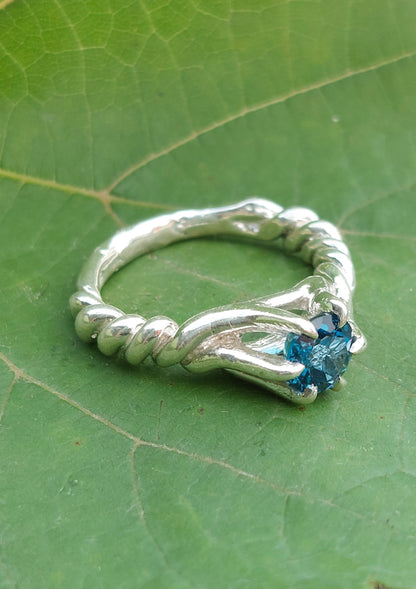 Anello "Torchon" con Topazio London Blue taglio rotondo