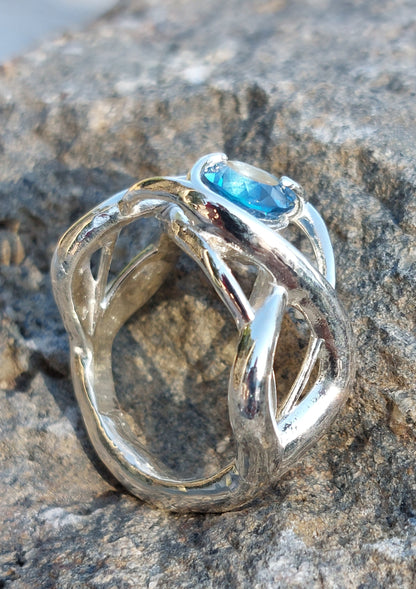 Anello "Rampicante" in argento con Topazio London Blue