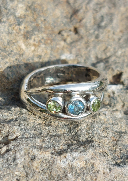 Anello "Rampicante" con Topazio London e Peridoti