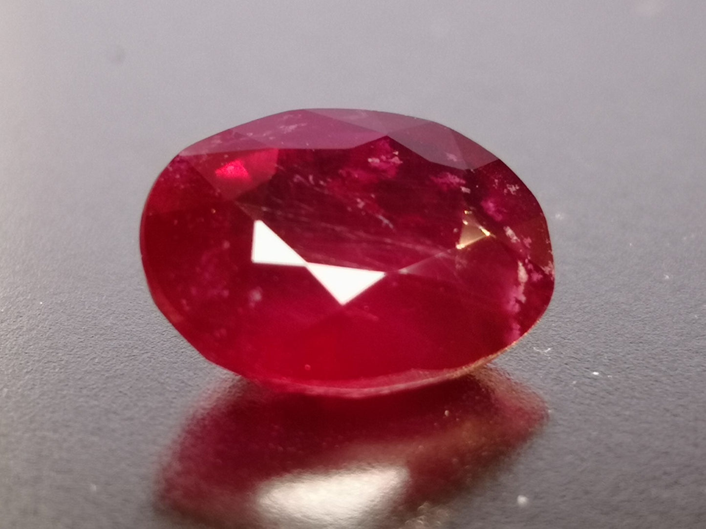 Rubino taglio ovale misto, 4,45 ct