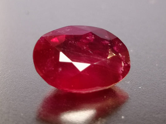 Rubino taglio ovale misto, 4,45 ct