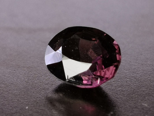 Spinello naturale taglio ovale 1,10 ct