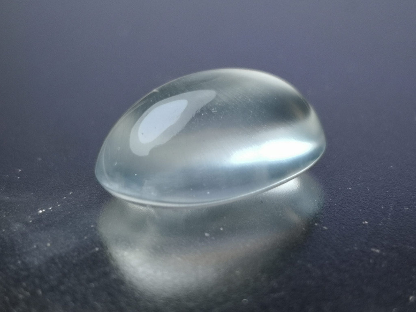Prehnite taglio ovale cabochon 5,80 ct