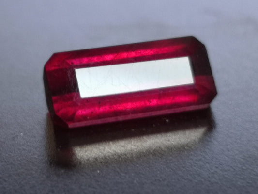 Rubino taglio ottagonale allungato, 2,65 ct
