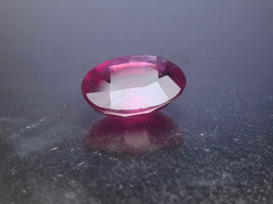 Rubino taglio ovale misto, 4,20 ct