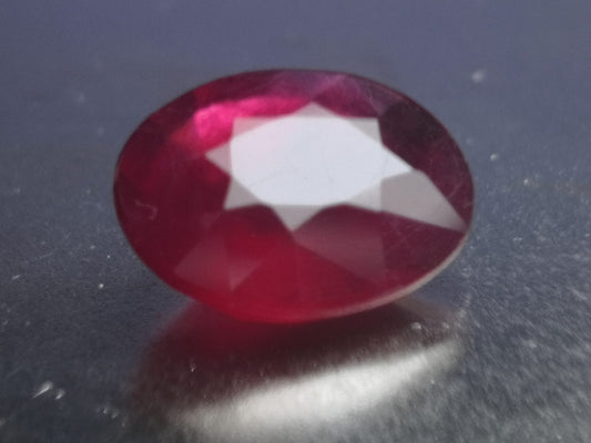 Rubino taglio ovale misto, 4,30 ct
