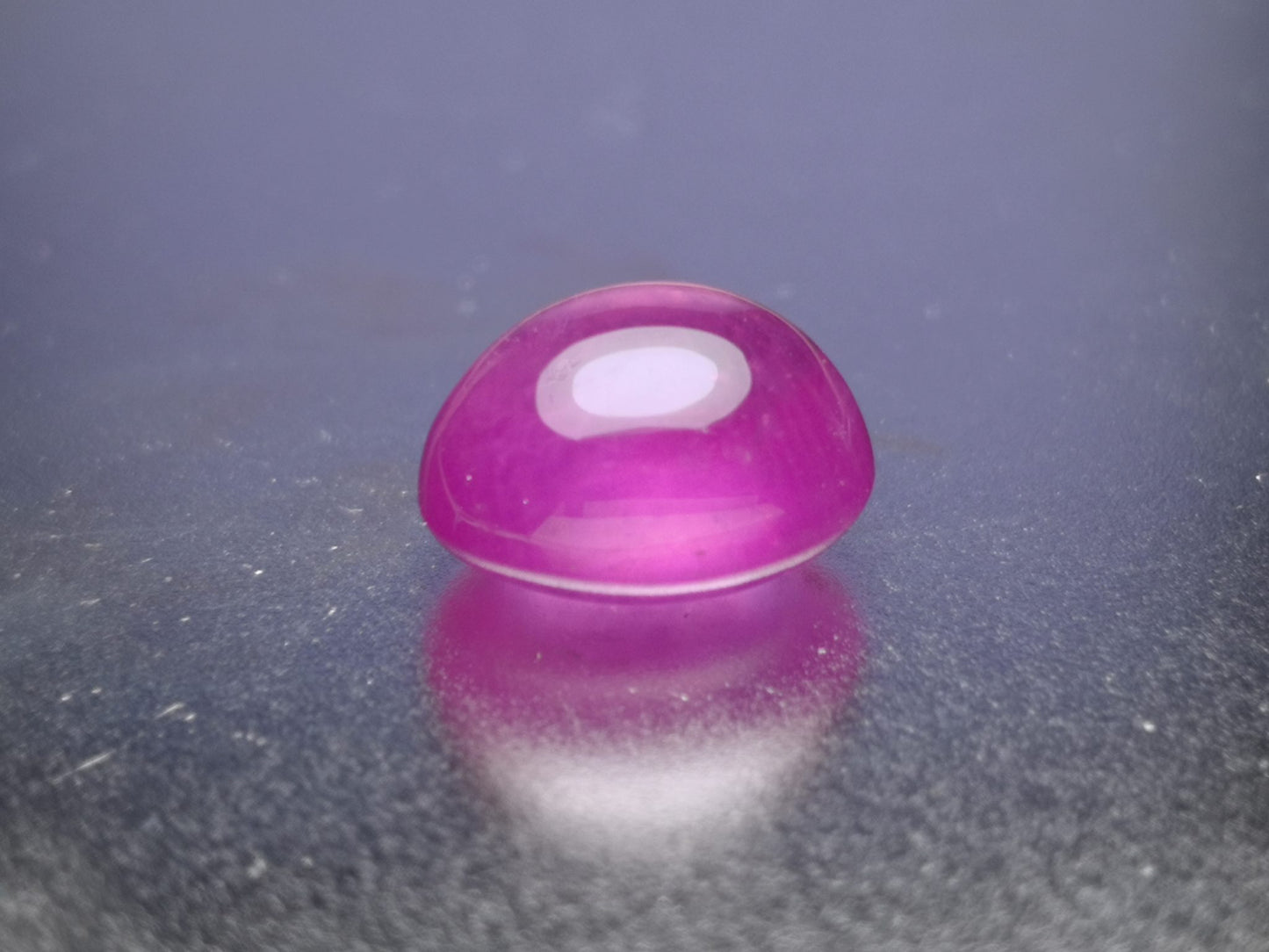 Rubino taglio ovale cabochon, 6,40 ct