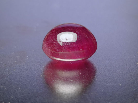 Rubino taglio ovale cabochon, 5,85 ct