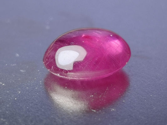 Rubino taglio ovale cabochon, 4,10 ct