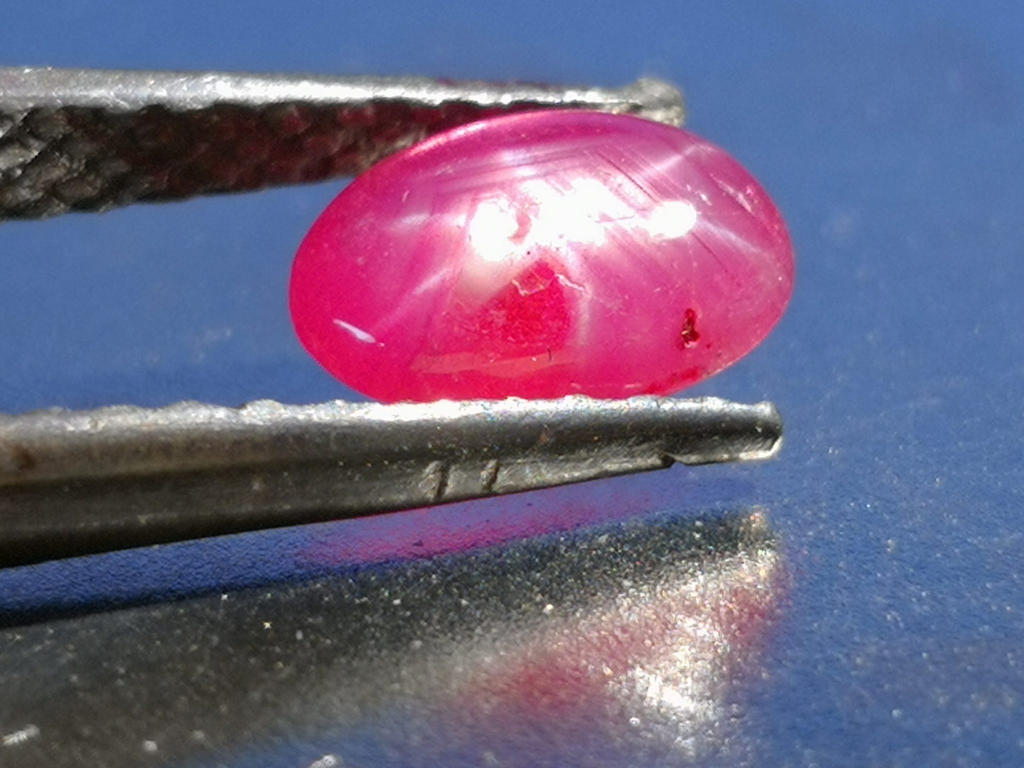 Rubino stellato, taglio ovale cabochon, 1,05 ct