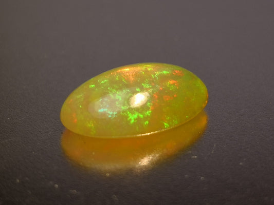 Opale taglio ovale cabochon 2,25 ct