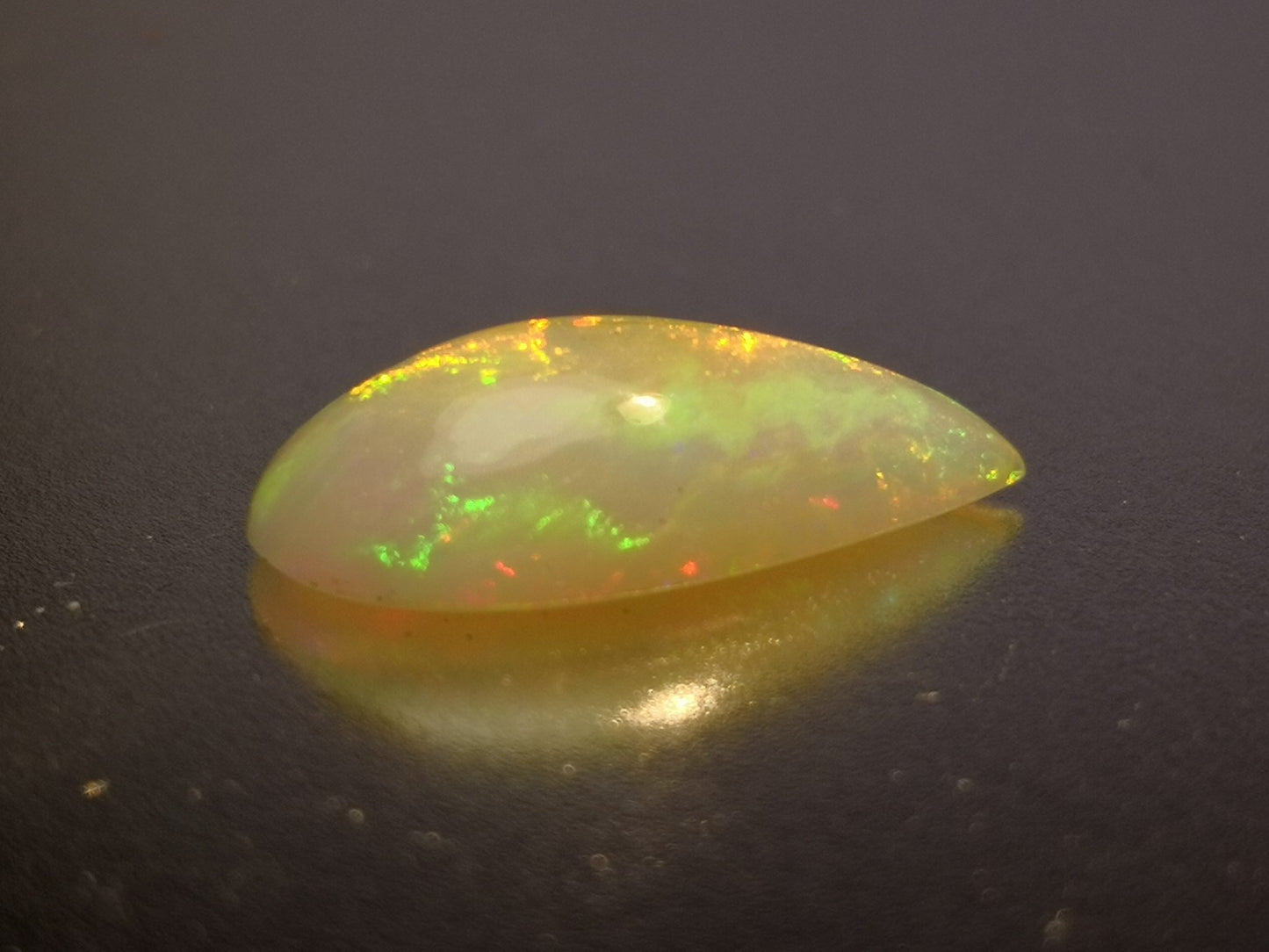 Opale taglio goccia cabochon 2,20 ct