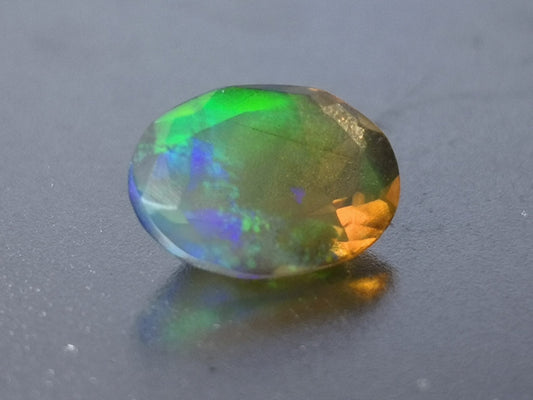 Opale taglio ovale 0,65 ct