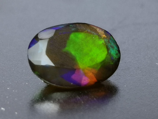 Opale taglio ovale 0,60 ct