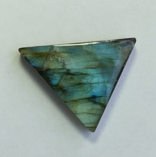 Labradorite taglio triangolare cabochon 26,50 ct