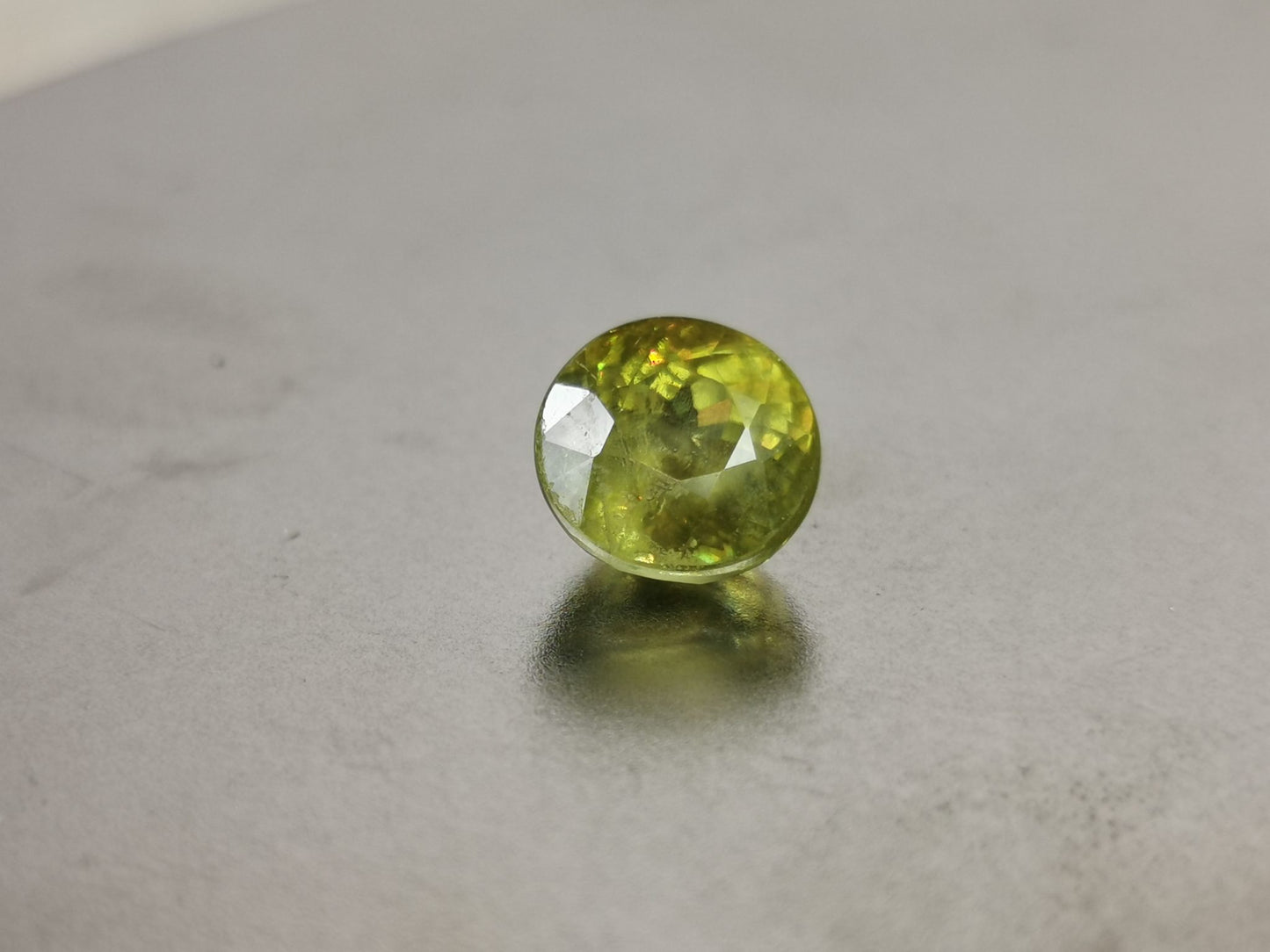 Sfene taglio rotondo 2,80 ct