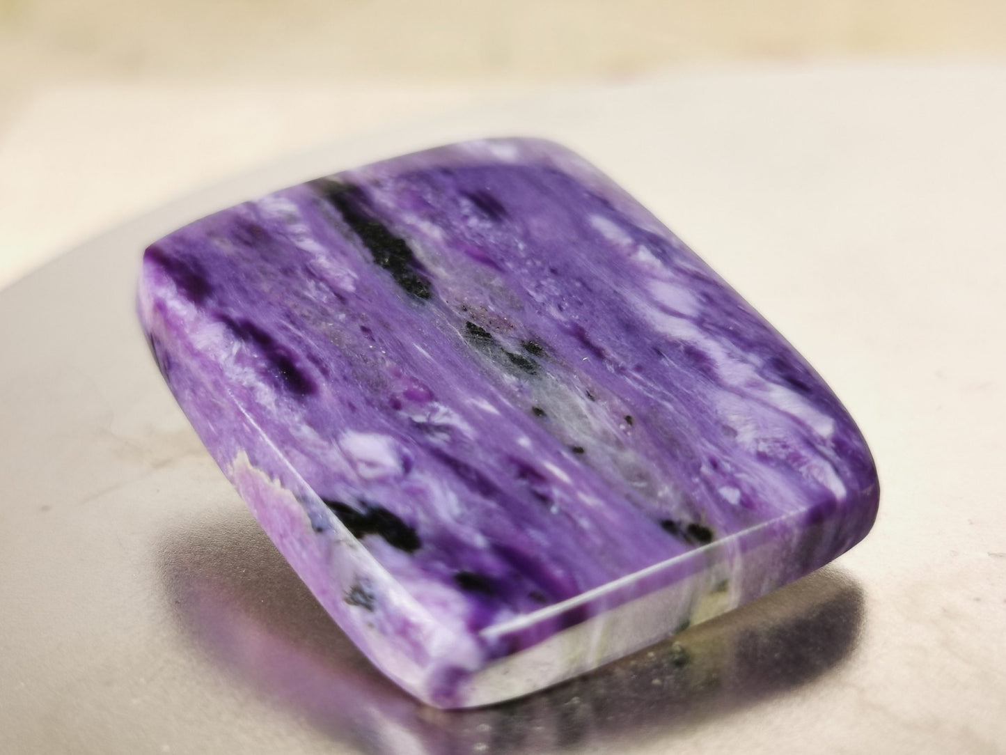 Charoite taglio cuscino cabochon 55,65 ct
