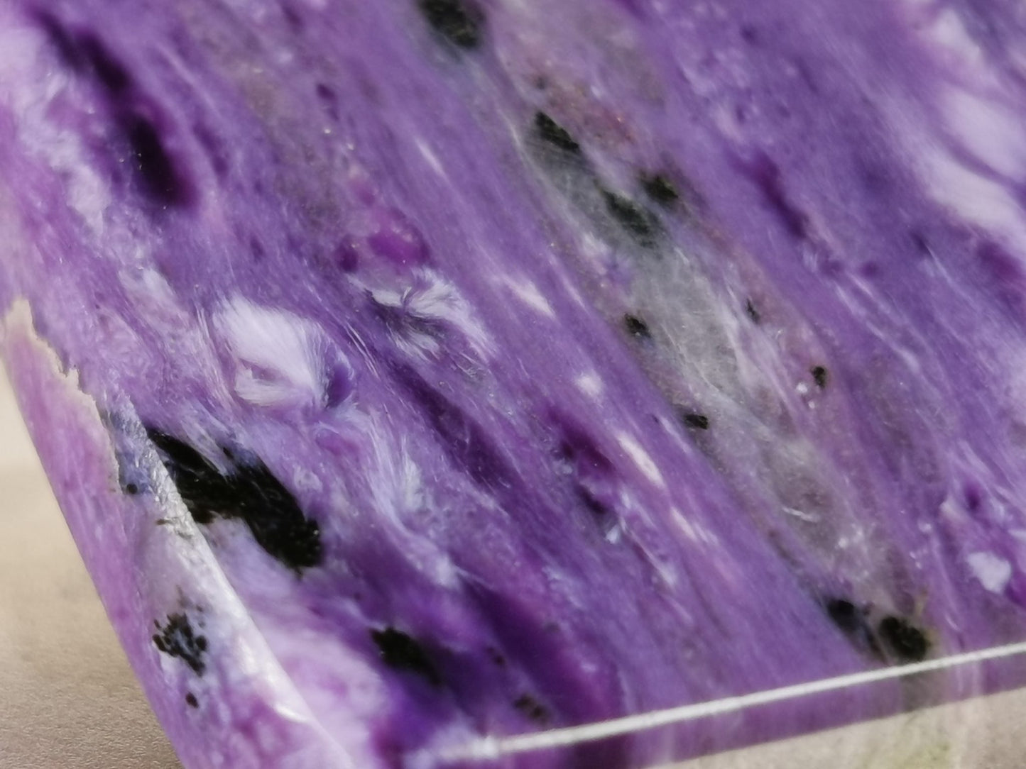 Charoite taglio cuscino cabochon 55,65 ct
