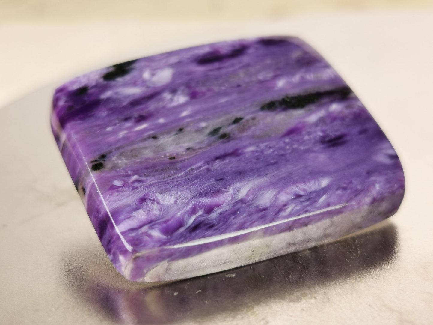 Charoite taglio cuscino cabochon 55,65 ct
