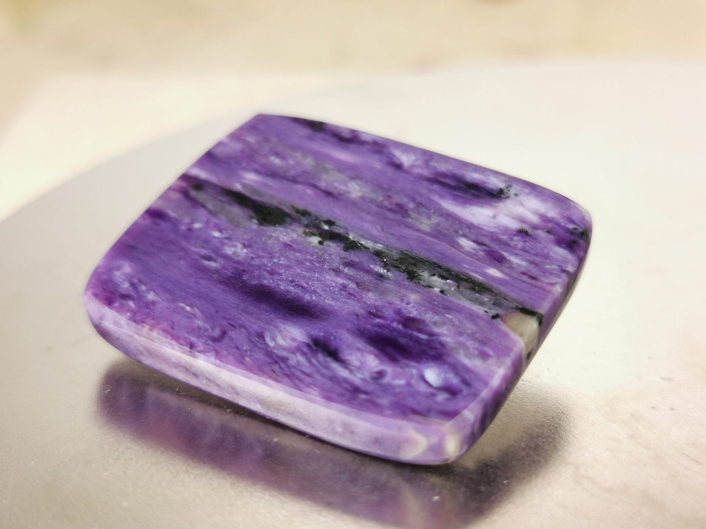 Charoite taglio cuscino cabochon 55,65 ct