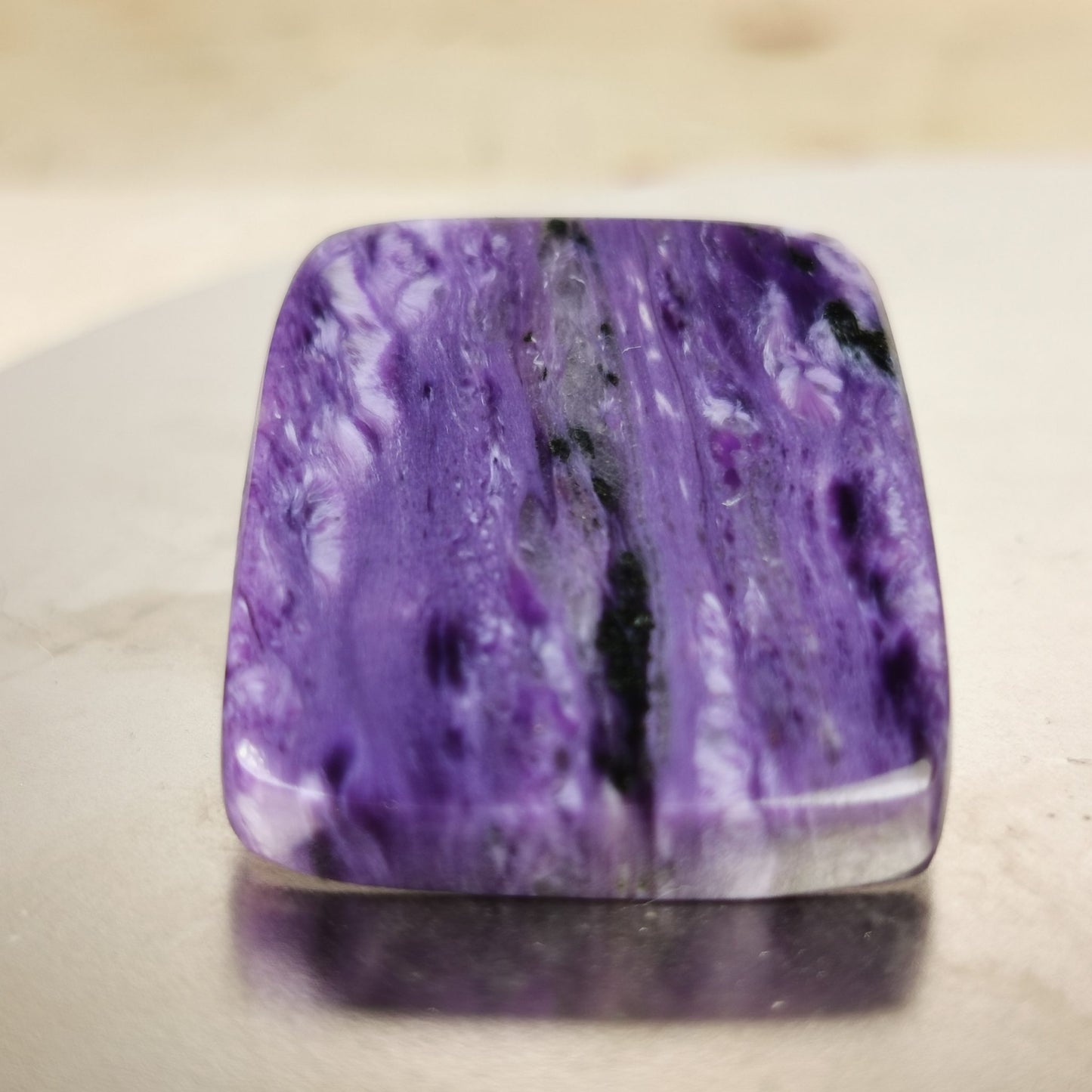 Charoite taglio cuscino cabochon 55,65 ct
