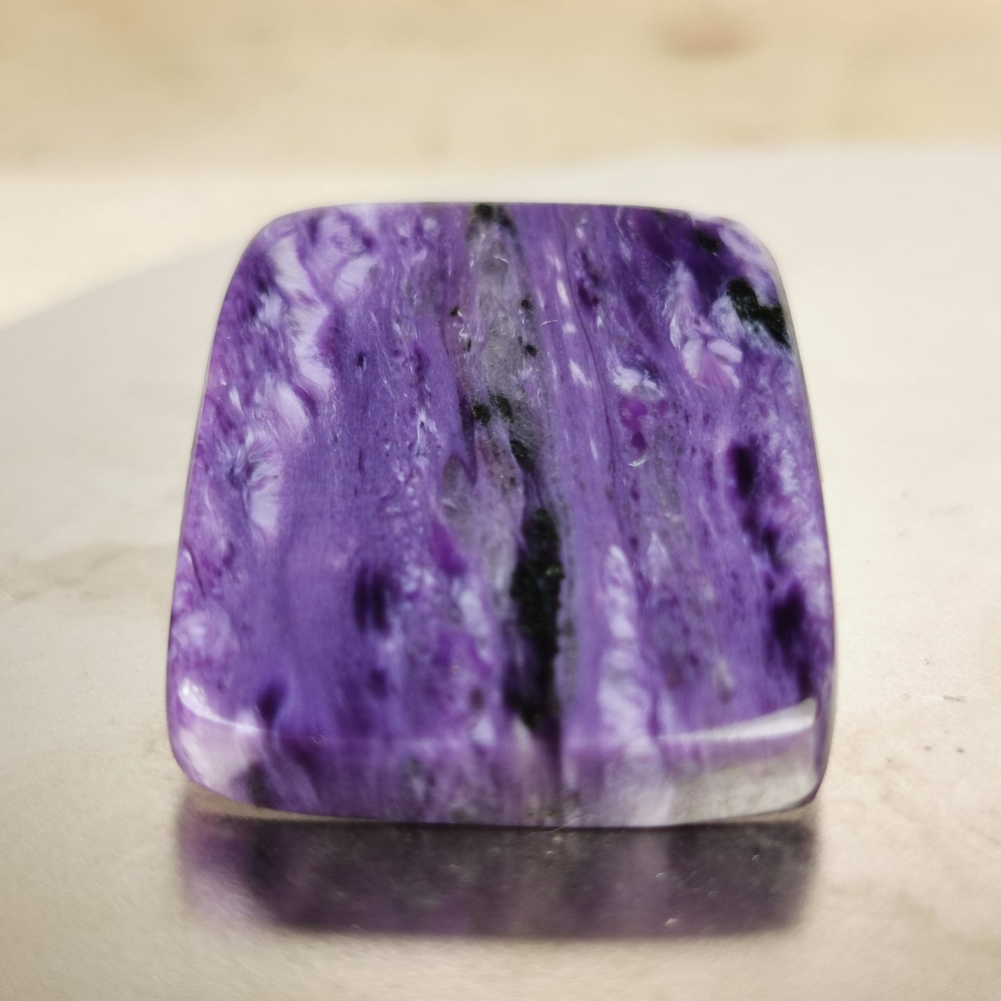 Charoite taglio cuscino cabochon 55,65 ct
