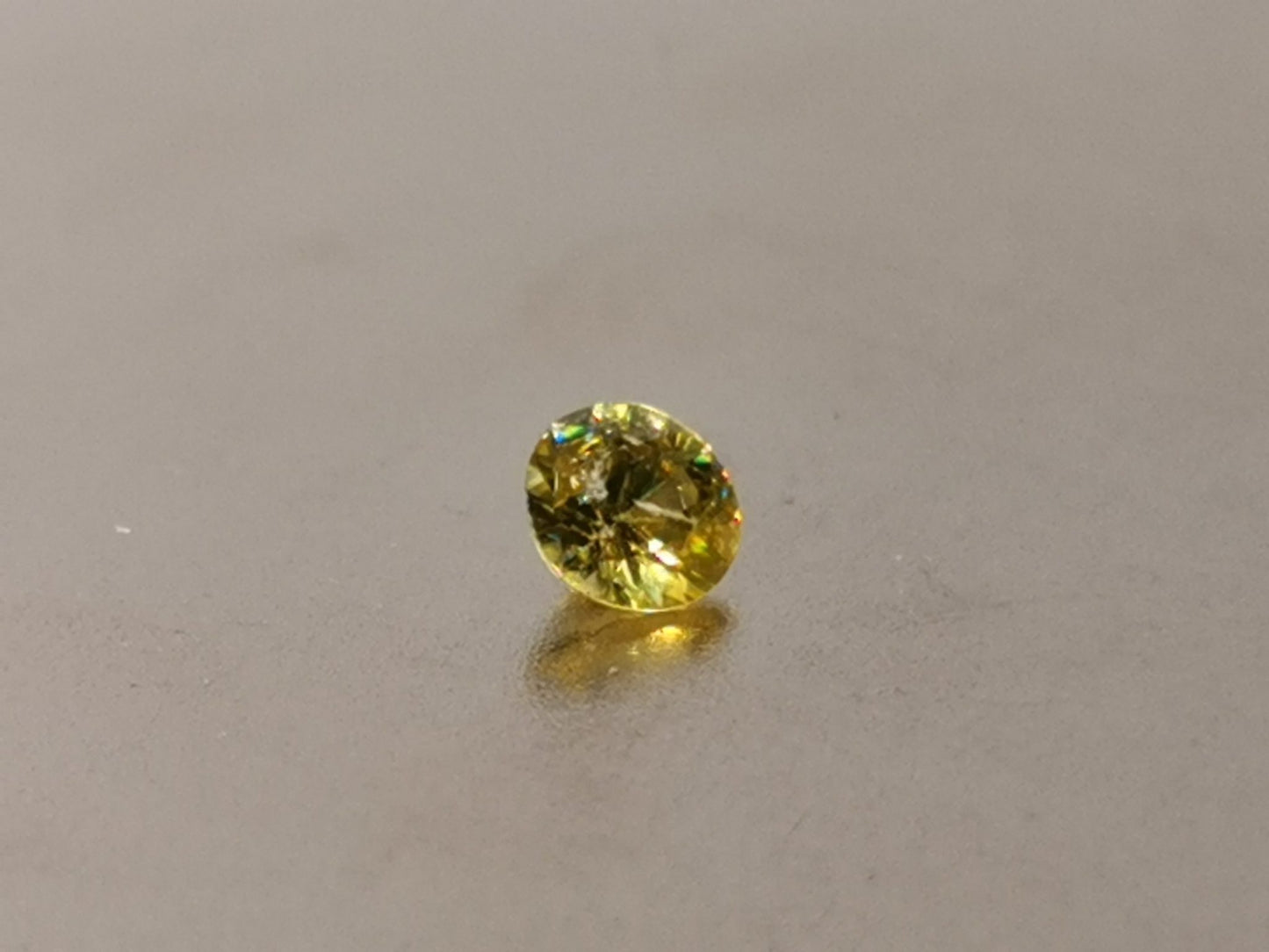 Sfene taglio brillante rotondo 0,35 ct