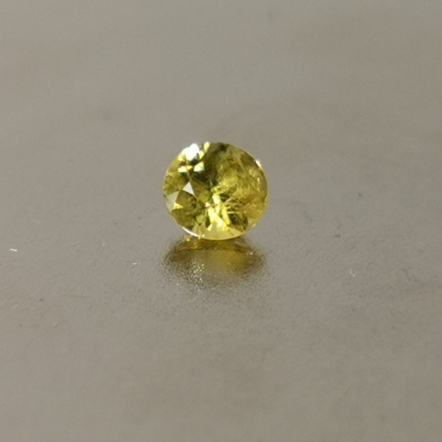 Sfene taglio brillante rotondo 0,30 ct