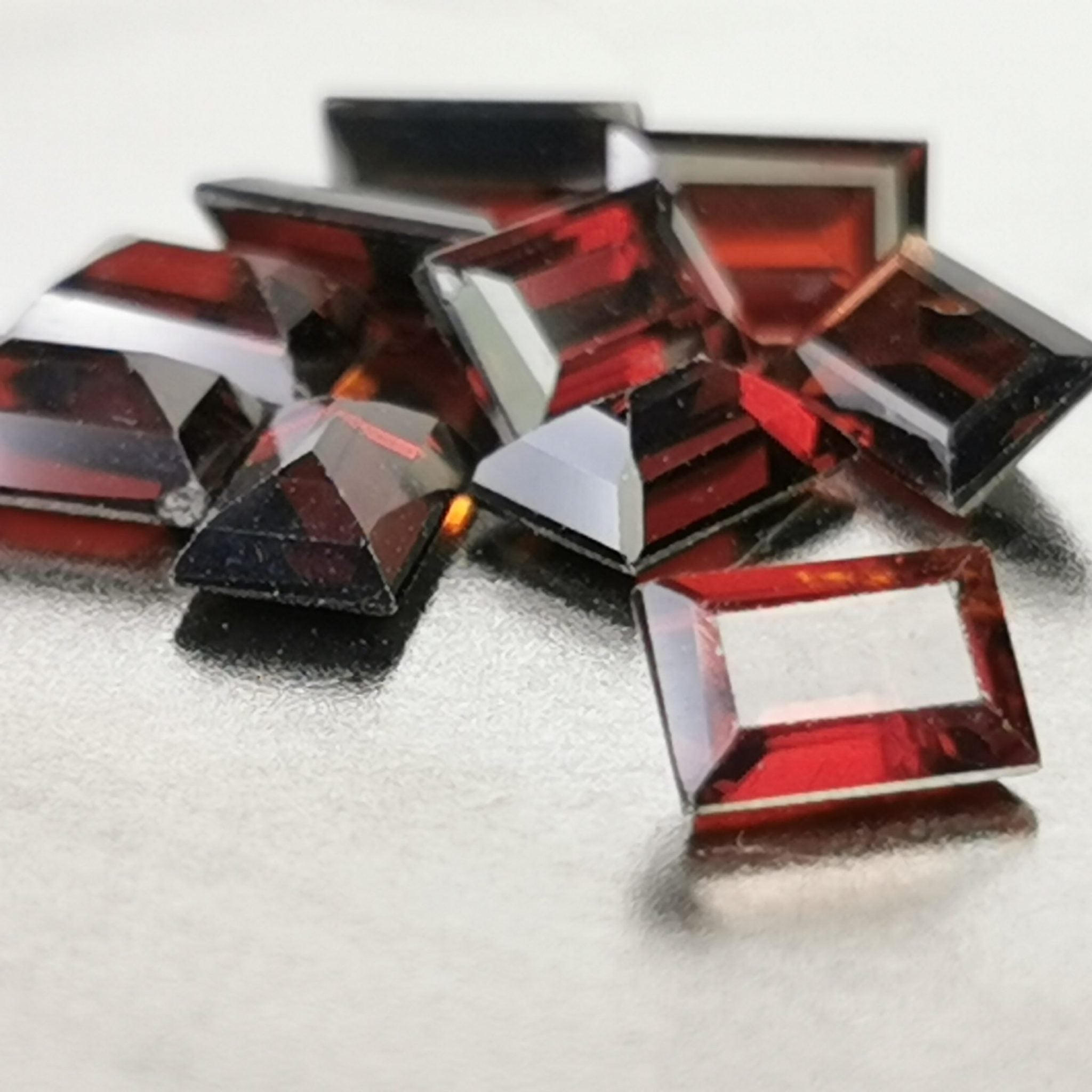 Lotto di 10 Granati Piropo-Almandino taglio baguette calibrato 0,60 ct ...