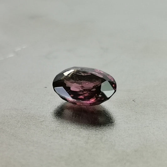 Spinello naturale taglio ovale 0,98 ct