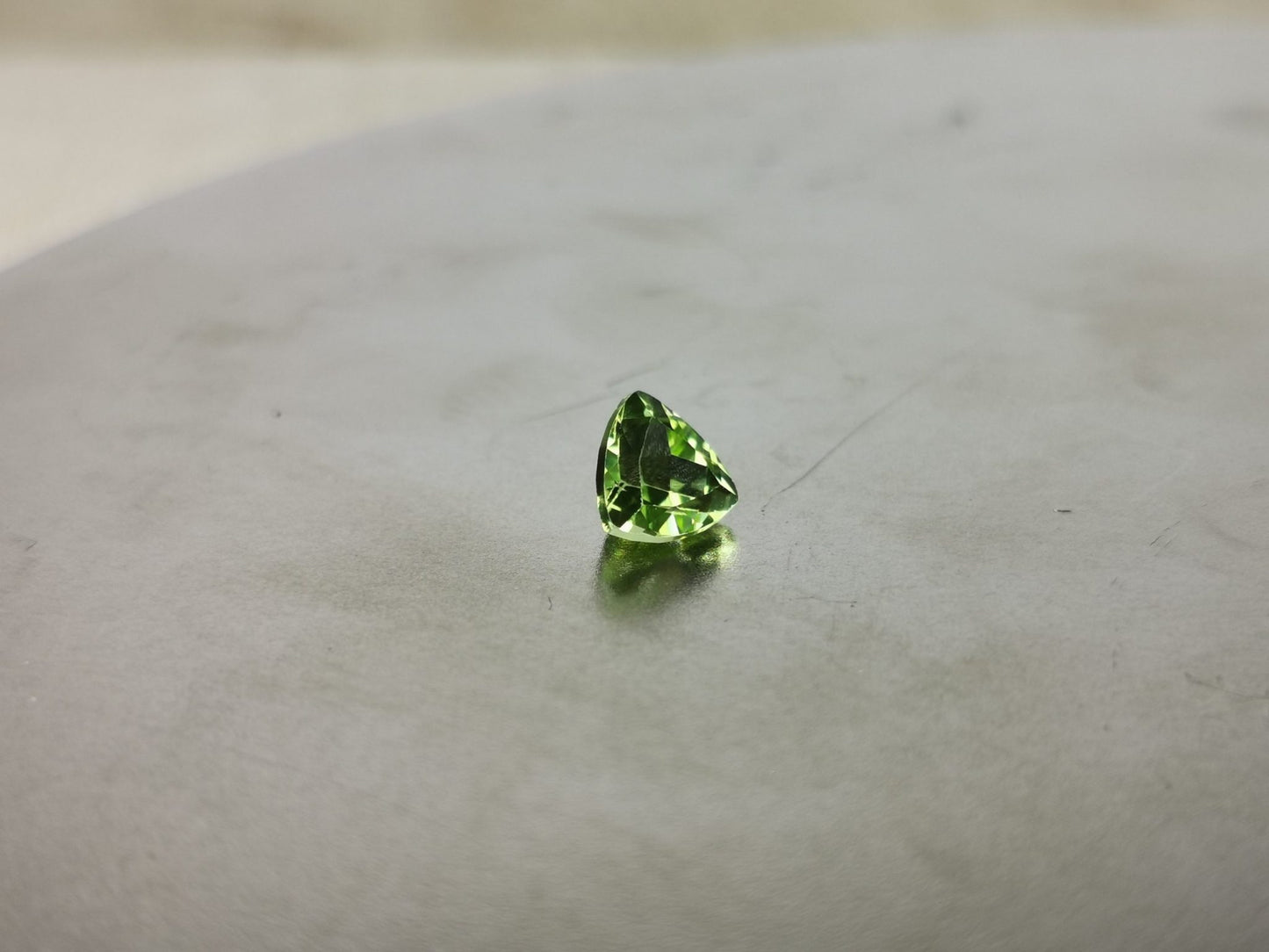 Peridoto taglio trilliant 0,85 ct