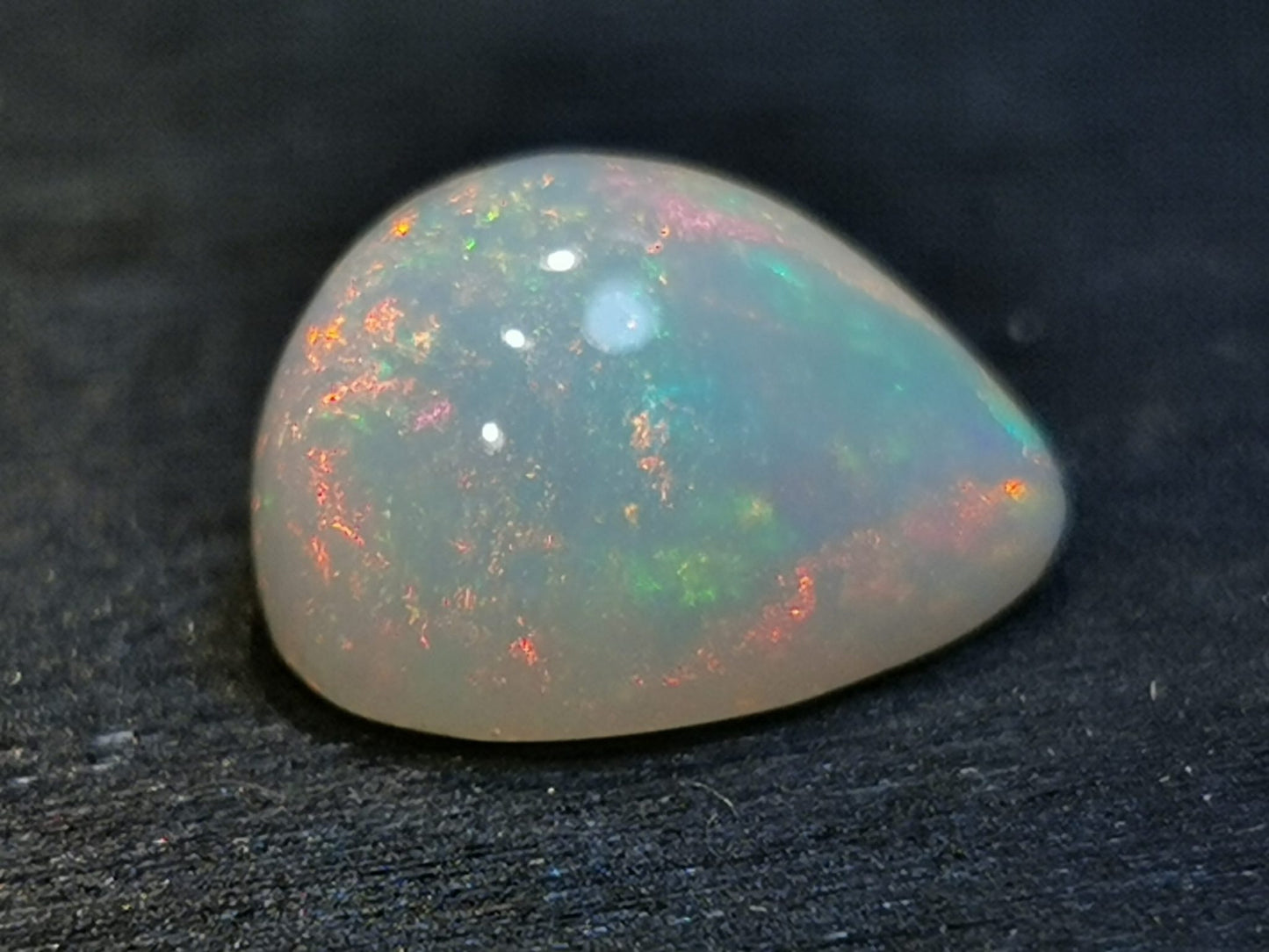 Opale taglio goccia cabochon 5,70 ct