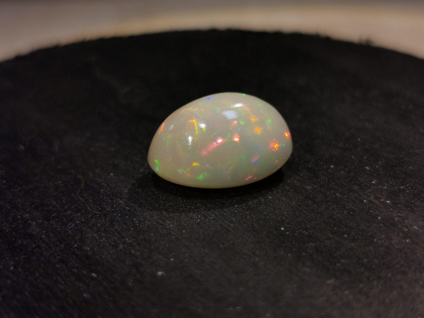 Opale taglio ovale cabochon 5,95 ct