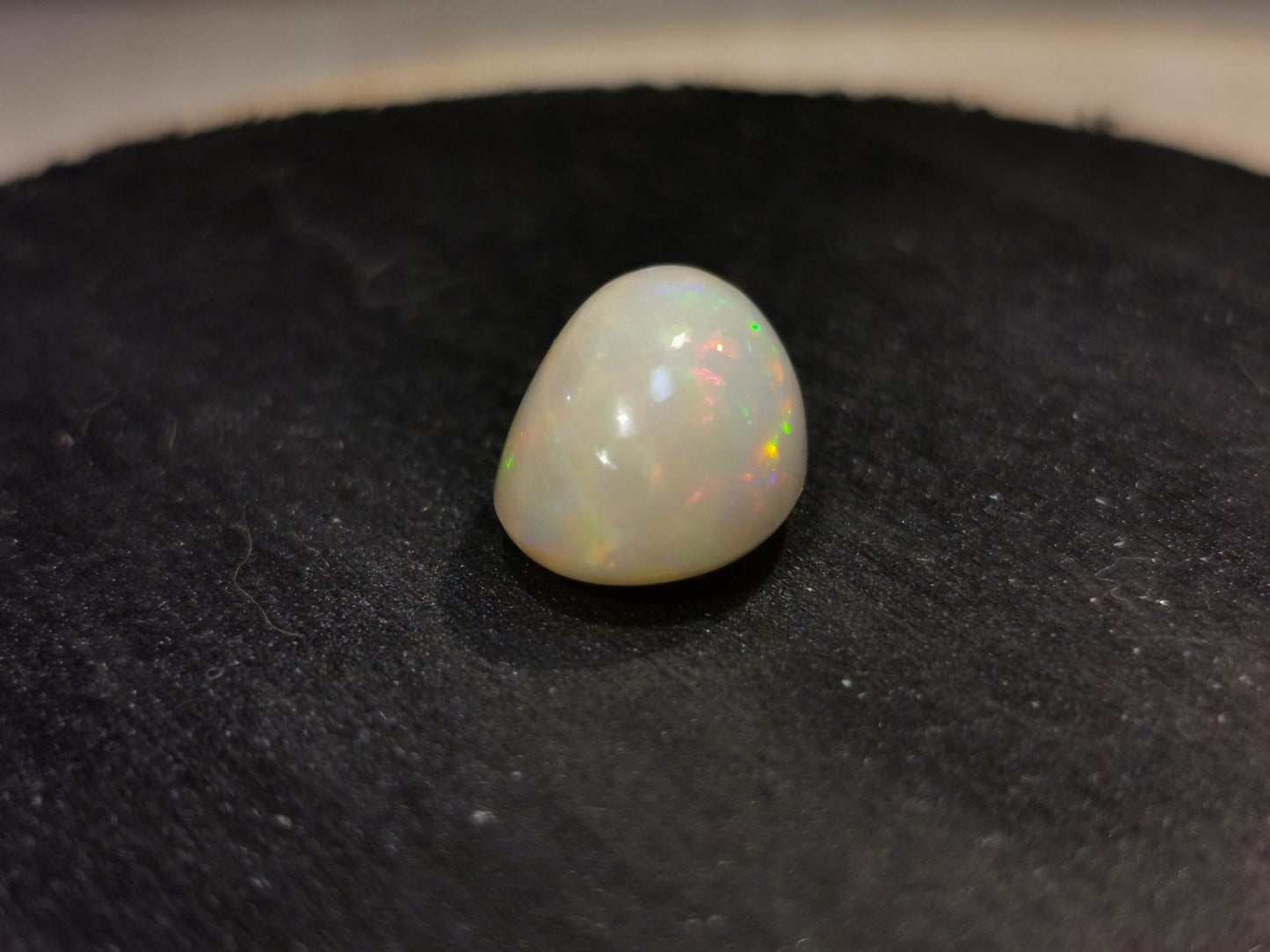 Opale taglio ovale cabochon 5,95 ct