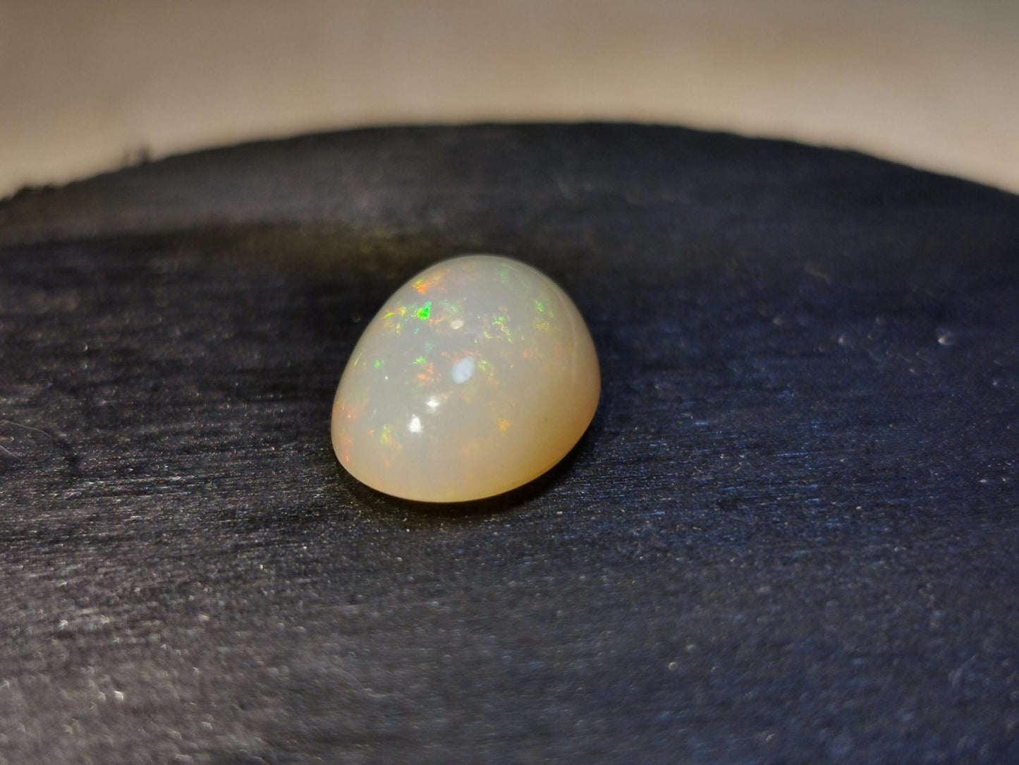 Opale taglio ovale cabochon 4,90 ct